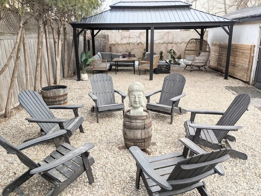 Downtown 5-Star 3-bdrm - BBQ - Backyard & Parking - Image 1