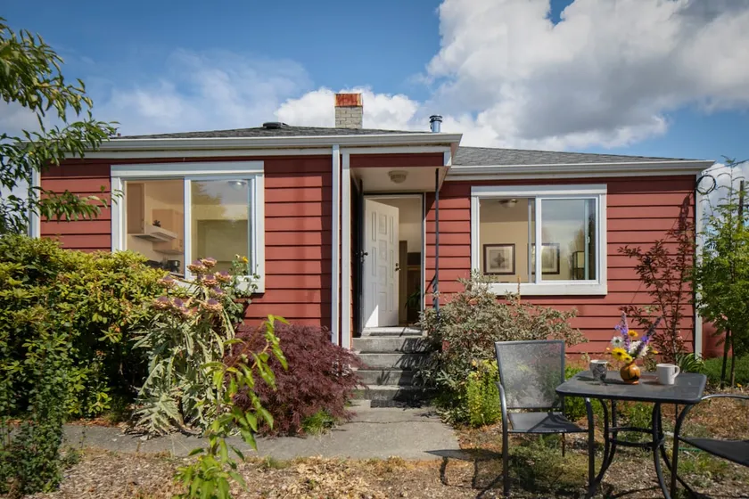 Cozy Garden Cottage - Image 1