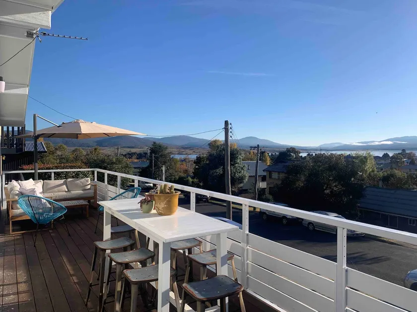 Lake views, walk to town, stylish, warm and bright - Image 1