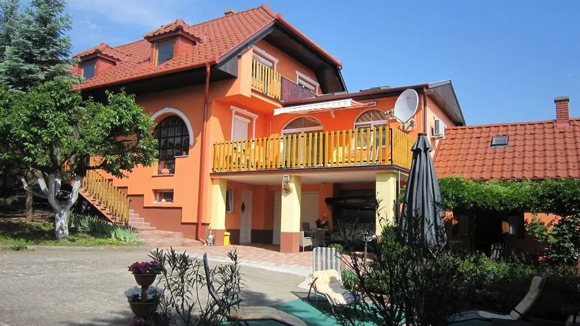 Large 4 bedroom apartment near thermal Lake Heviz. - Image 1