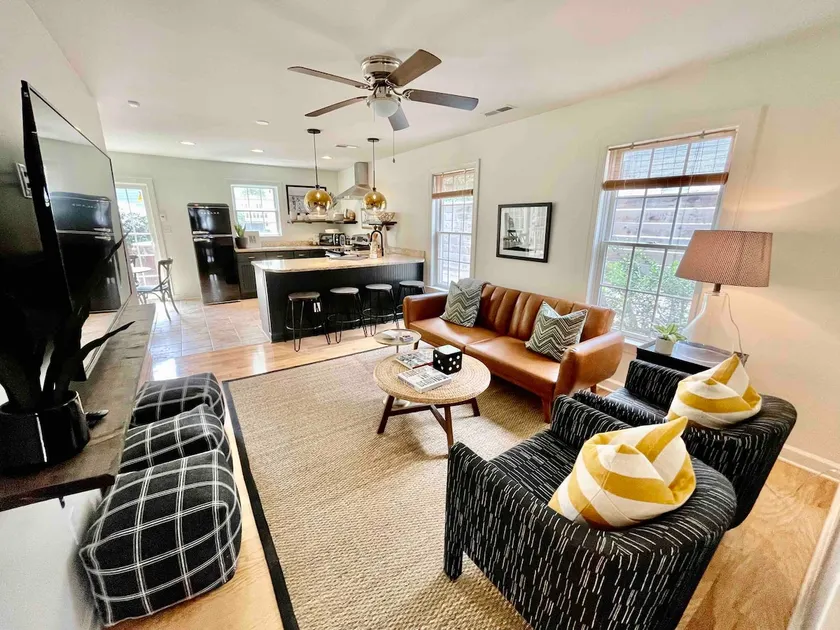 Posh DT apartment with hot tub, walk everywhere - Image 1