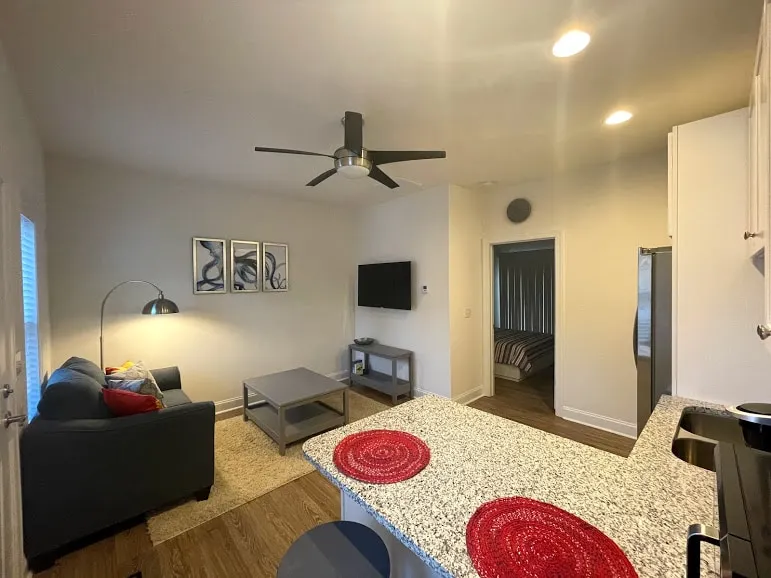 Cozy canal front apartment close to everything - Image 1