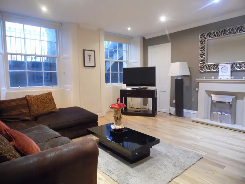 Spacious 3 bedroom apt in the heart of Finnieston - Image 1