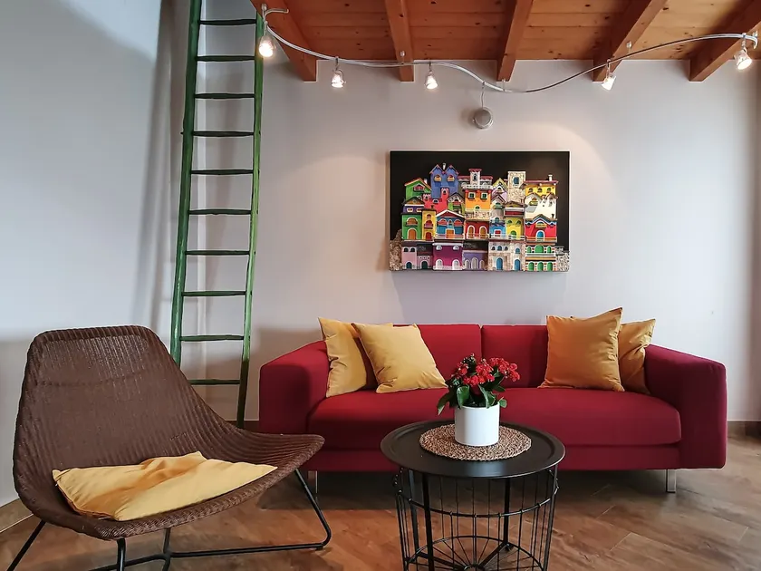 Attic with panoramic views and swimming pool, 10 minutes away - Image 1