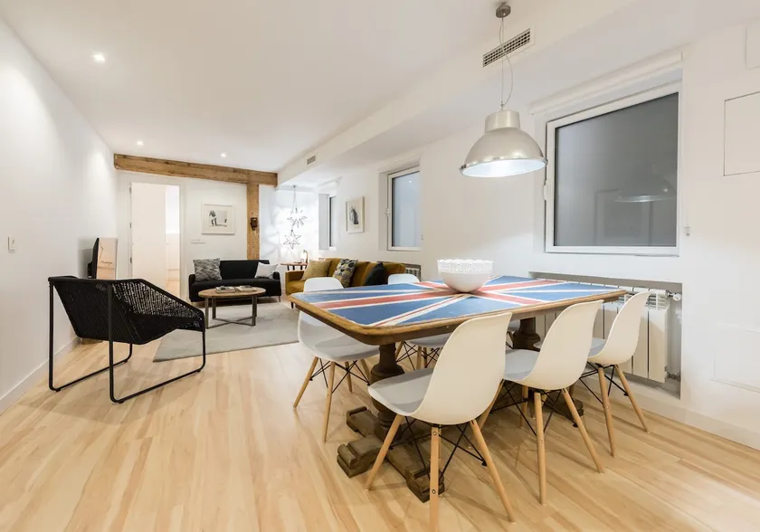 REINA SOFIA GREAT LOCATION, AIR, 3 BEDROOMS 2 BATHROOMS - Image 1