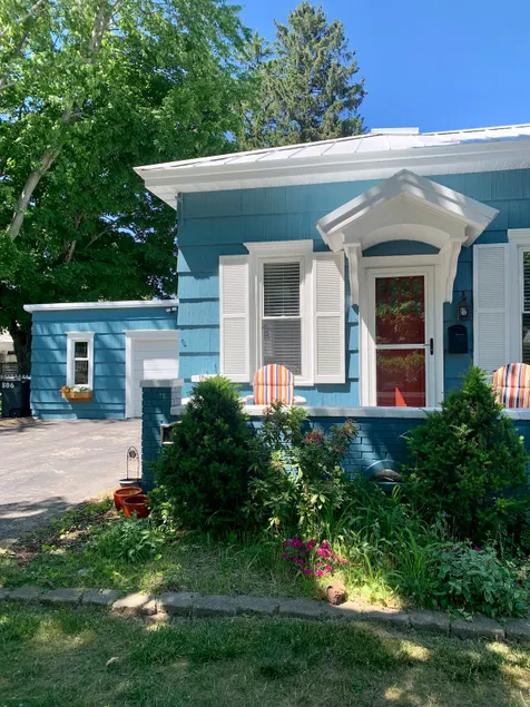 Adorable “Beach View Cottage” by the lake. - Image 1