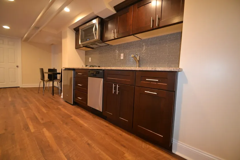 Upscale Modern 2 BR Apartment - Image 1