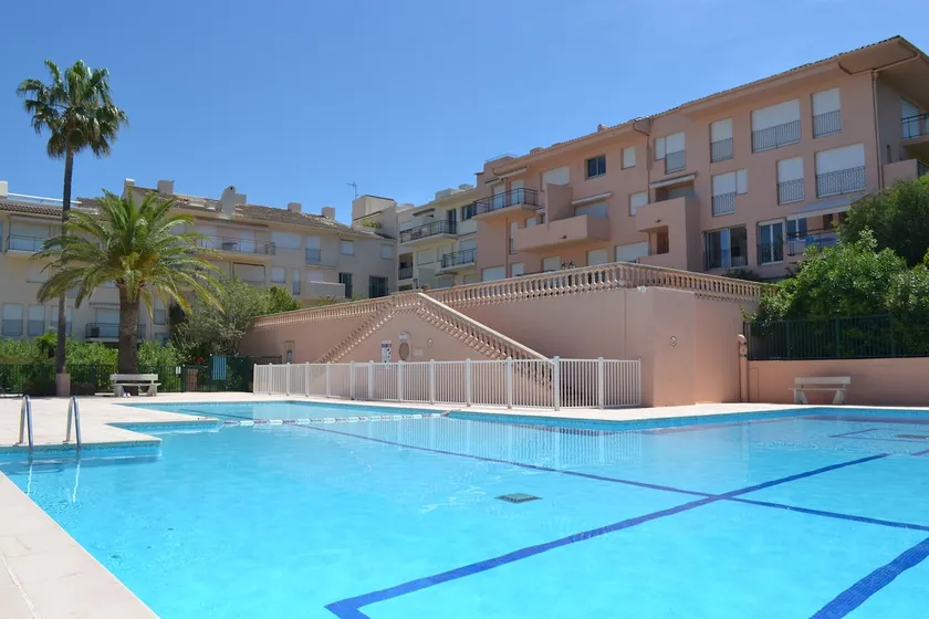 Saint-Tropez center, port on foot - Image 1