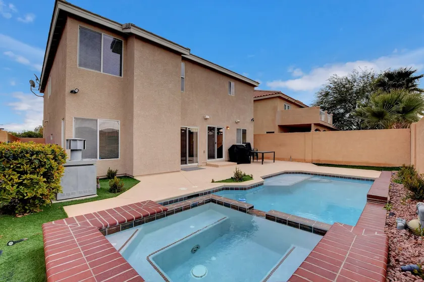 15 mins to Airport & Strip, Pool/HotTub, Fast WIFi - Image 1