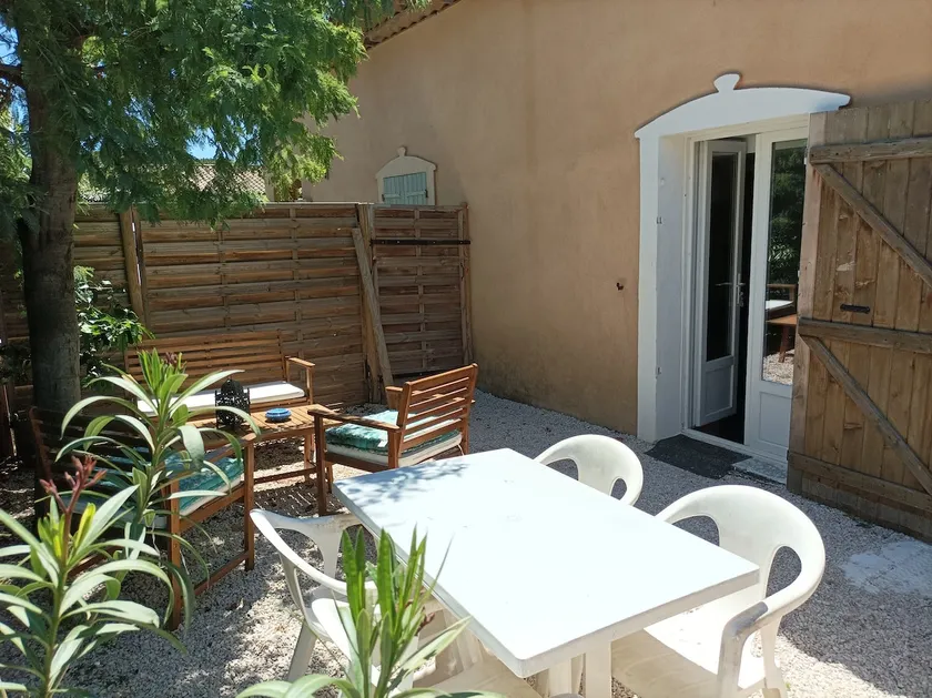 Charming 2-room with garden in villa - Image 1
