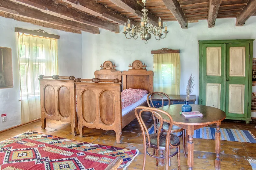 Dominic Boutique , Saxon Romantic , Cloasterf - Image 1