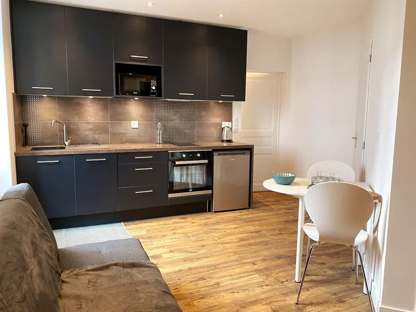 Genuine 2-room, fully renovated - Image 1
