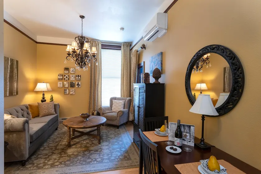 Cozy Pied-a-Terre' in Historic McMinnville Bank - Image 1