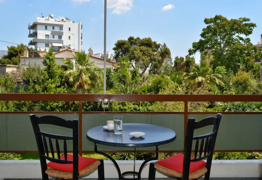 Quiet Garden View Apartment (5' walk to the beach) - Image 1