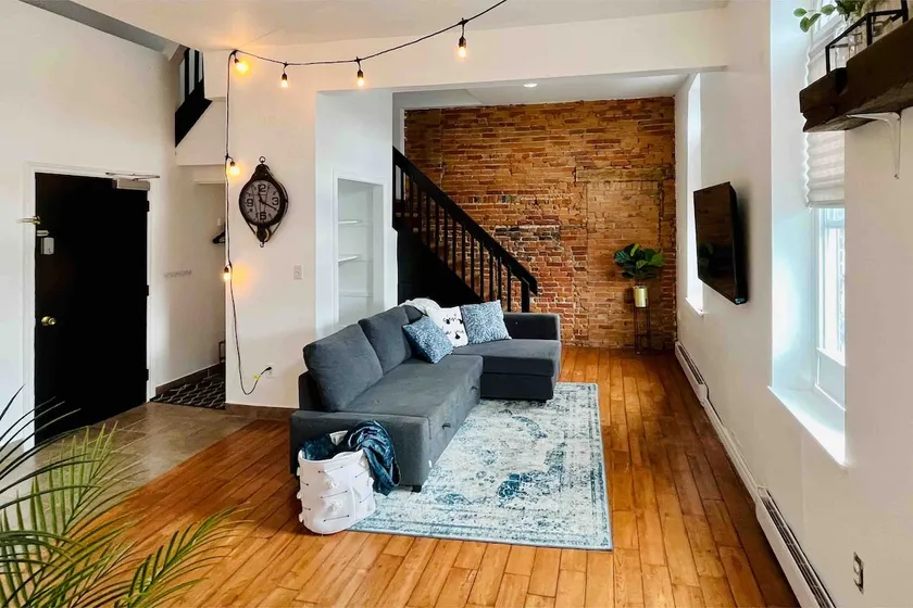 💫Historic 2-bedroom Loft in the ❤️ of Niagara - Image 1
