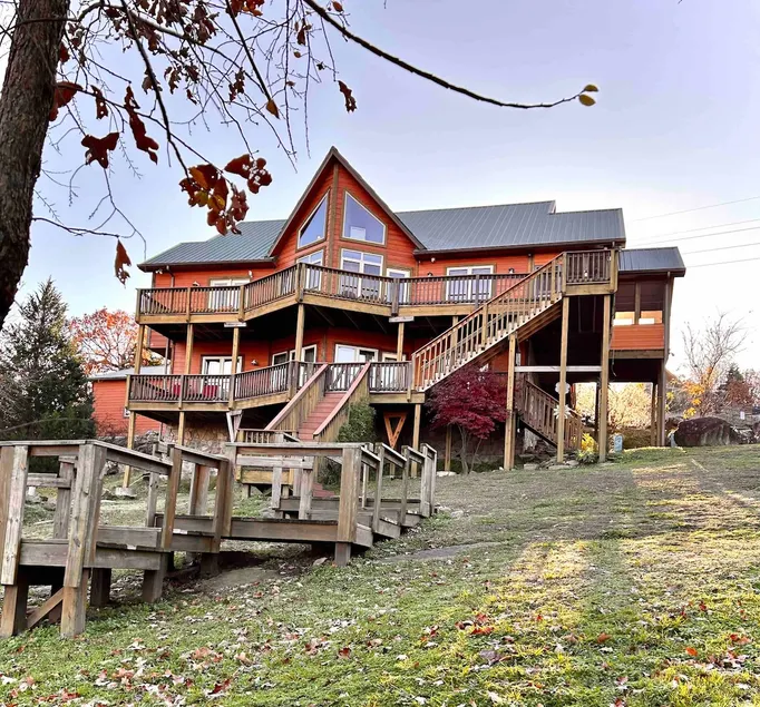 3-decks-Lakefront quiet cove, firepit, dock, kayak - Image 1