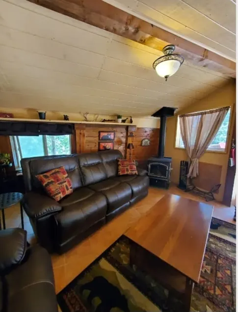 Applebarn Cabin for couples, lg yard dog friendly - Image 1
