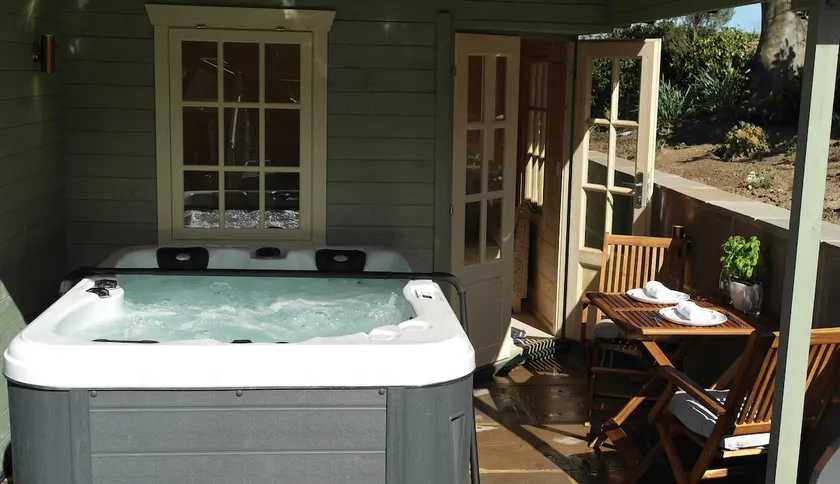 Ashford house 'The Snug' private hot tub - Image 1