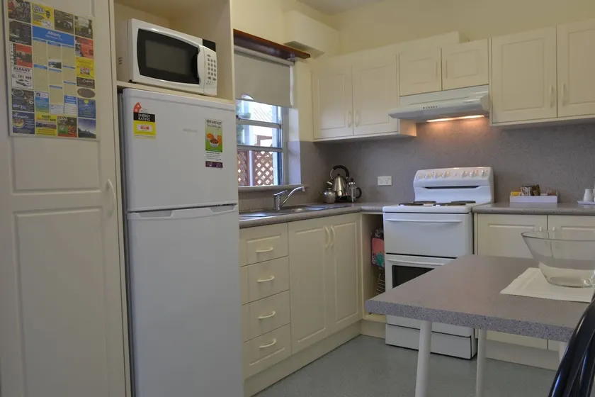 Dolphin Lodge - SELF CONTAINED-2 Bdrm Apartments - 1 night - Image 1