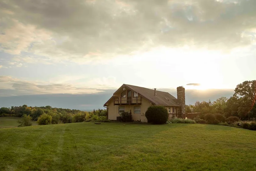 Enjoy a secluded cabin with epic sunsets & horses - Image 1