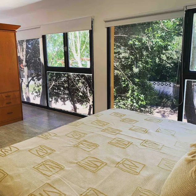 Spacious with large windows · 3 guests - Image 1