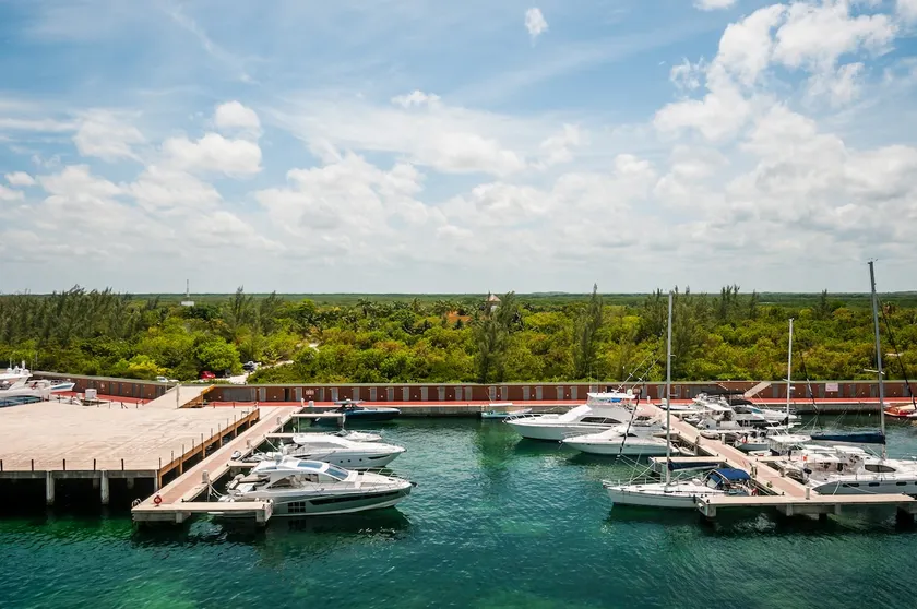 PH with direct beach access and luxury amenities - Image 1
