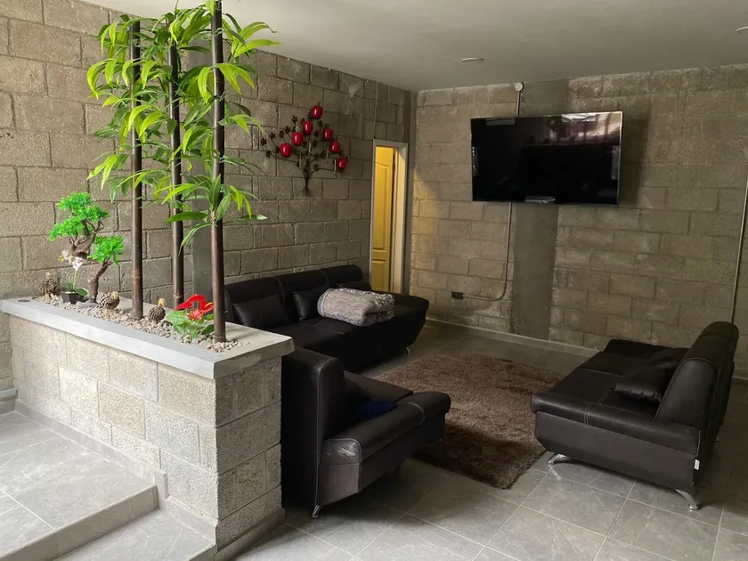 House with parking and garden - Image 1