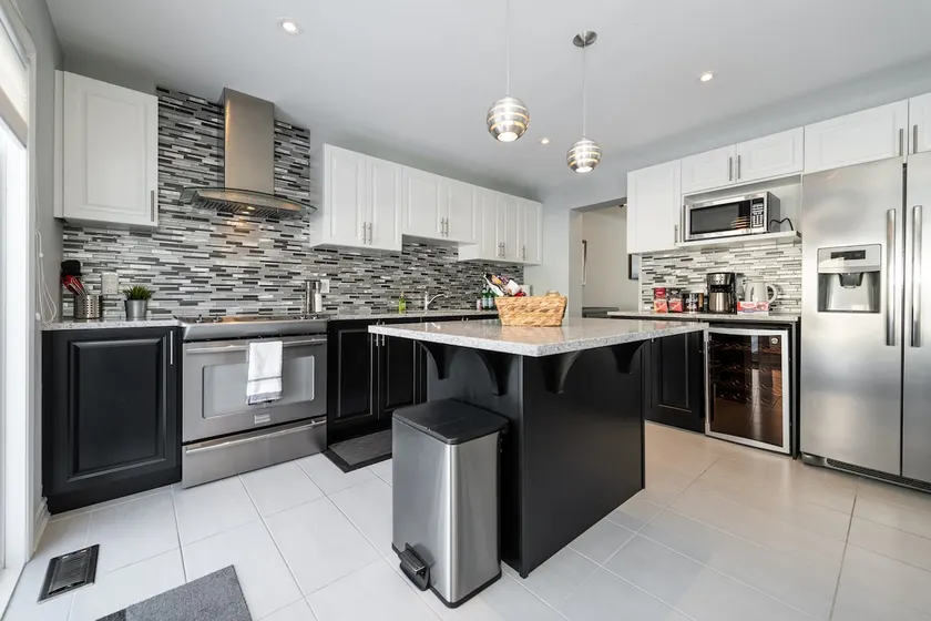 3Bdrm Stittsville/Kanata Townhouse/Dbl Car Garage - Image 1