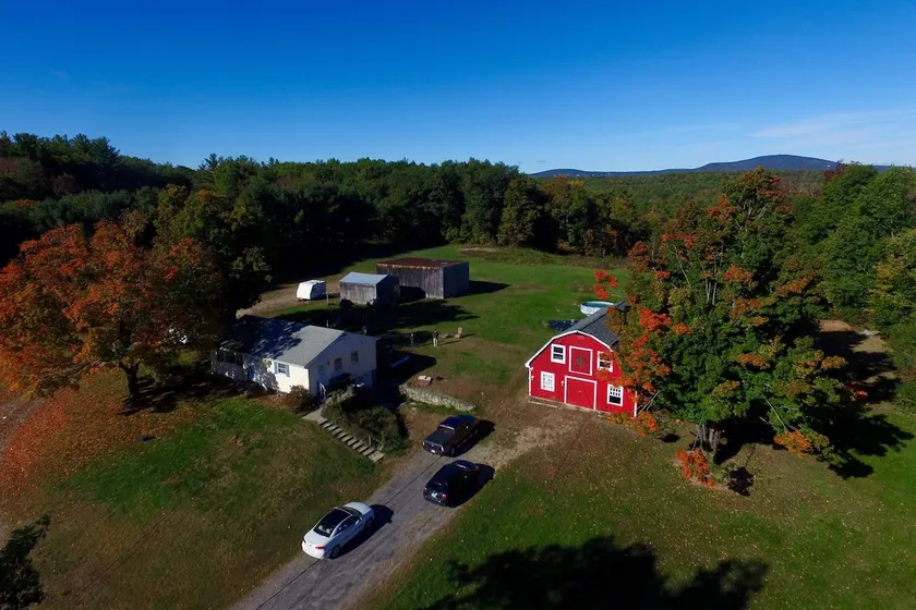 Quiet country retreat with modern conveniences - Image 1