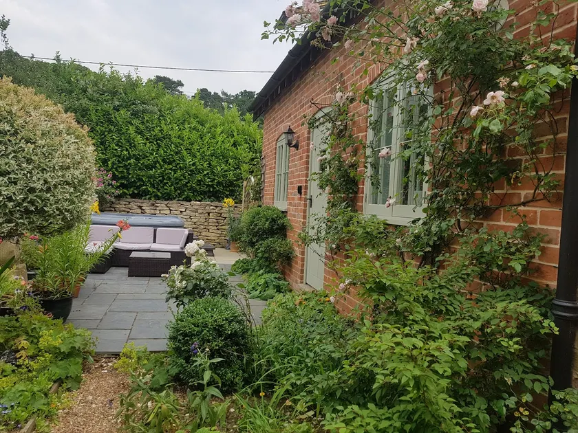 Detached and romantic cottage with hot tub. - Image 1