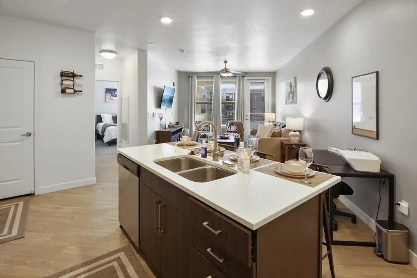 Amazing Apartment With a Hot Tub! - Image 1