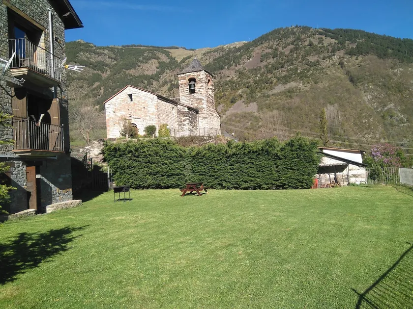 House with garden overlooking Romanesque church. - Image 1