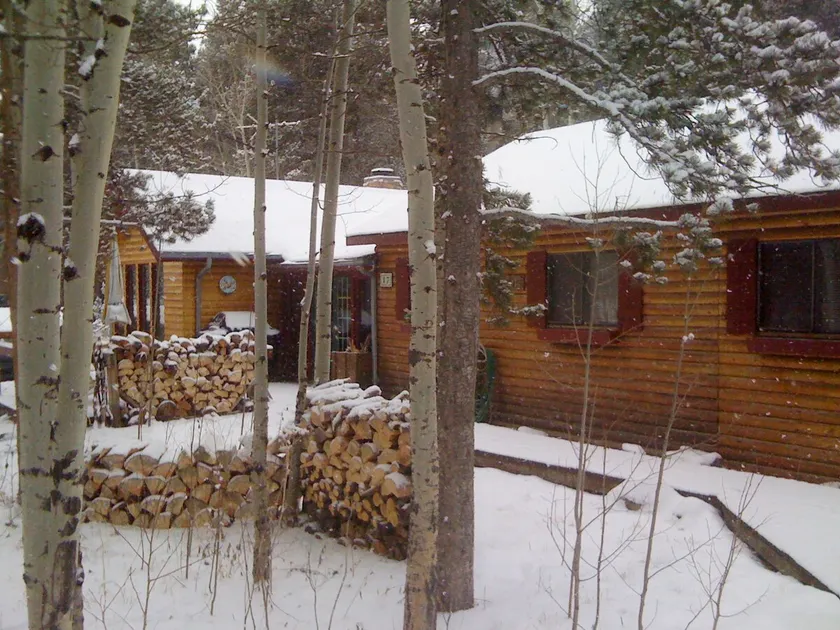 Charming Log Cabin for Peaceful Mountain Getaway! - Image 1