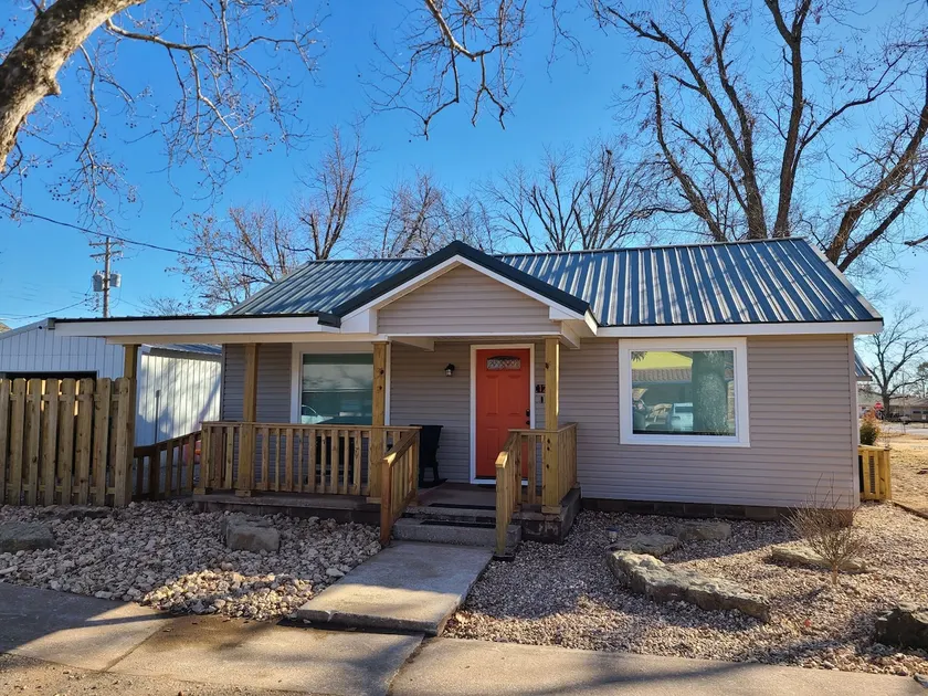 The Roadrunner Modern 2 Bed Fully Furnished Home. - Image 1