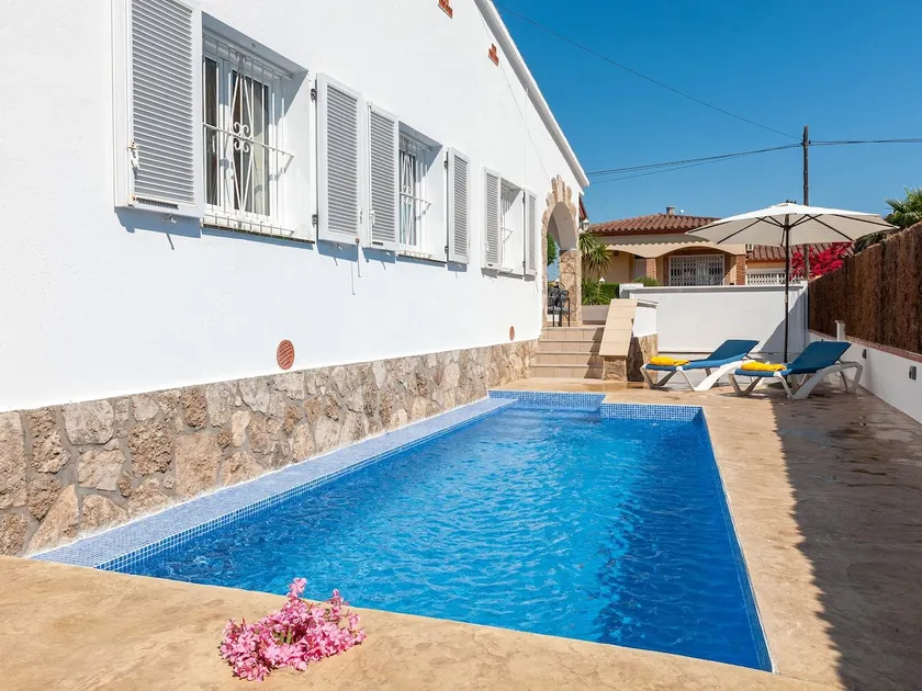 House with private pool close to the main beach. HUTG-052443 - Image 1