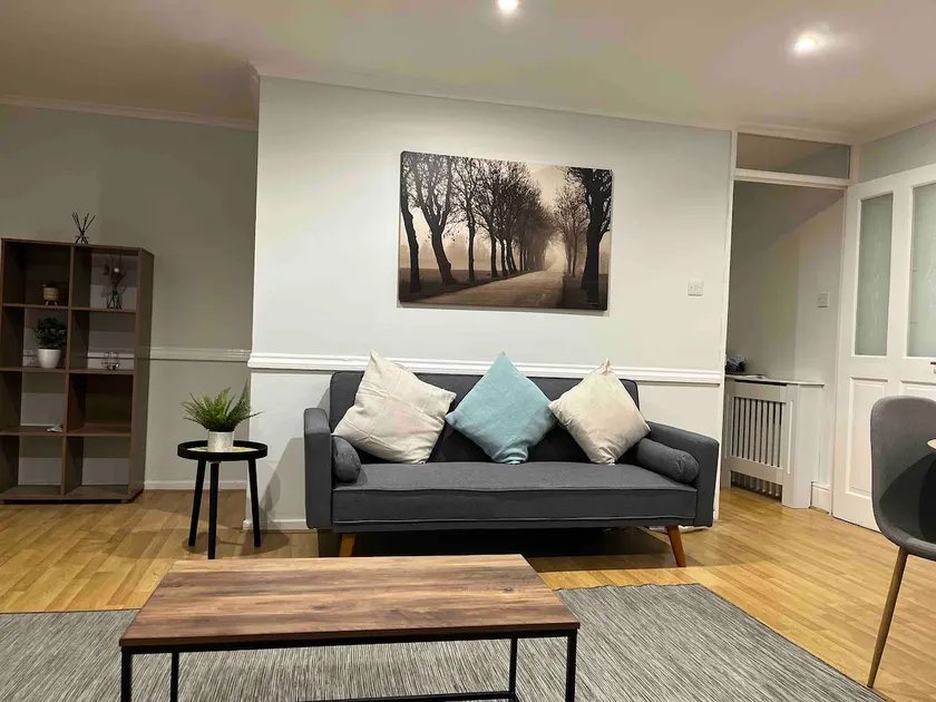 Lovely 2 bedroom apartment with parking space - Image 1