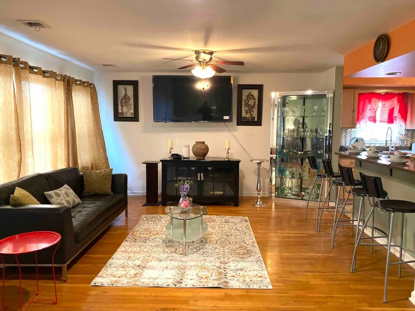 Peaceful 3BR Home Near EWR & NYC | Family-Friendly - Image 1