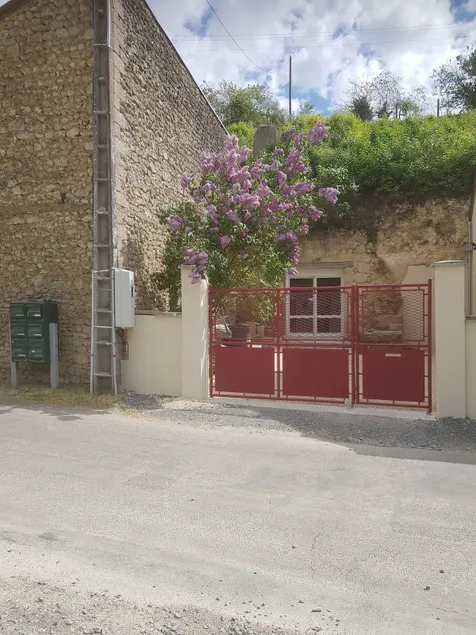 Charming semi-troglodyte cottage in a great location. - Image 1