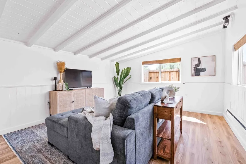 Bright, private home away from home - sleeps 4! - Image 1