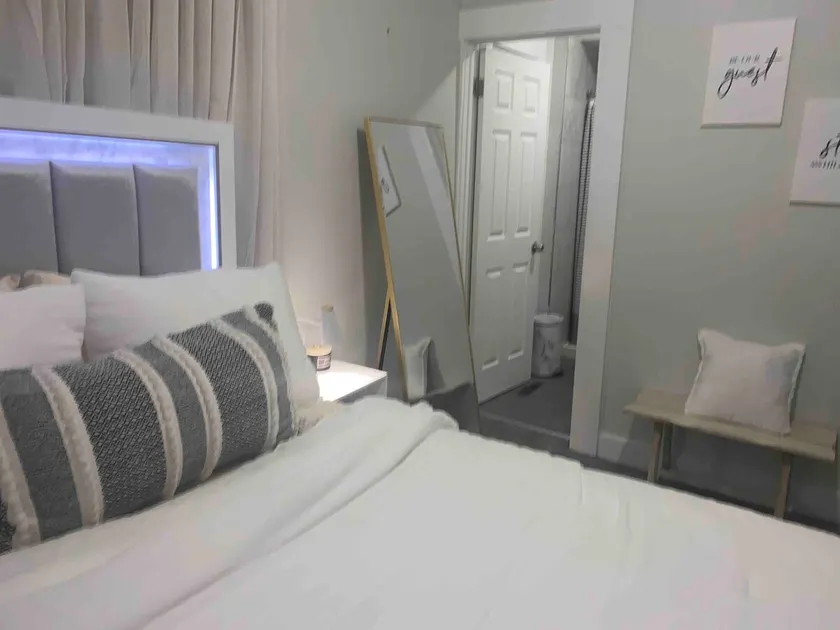 Cozy and Convenient 1-Bedroom suite. - Image 1