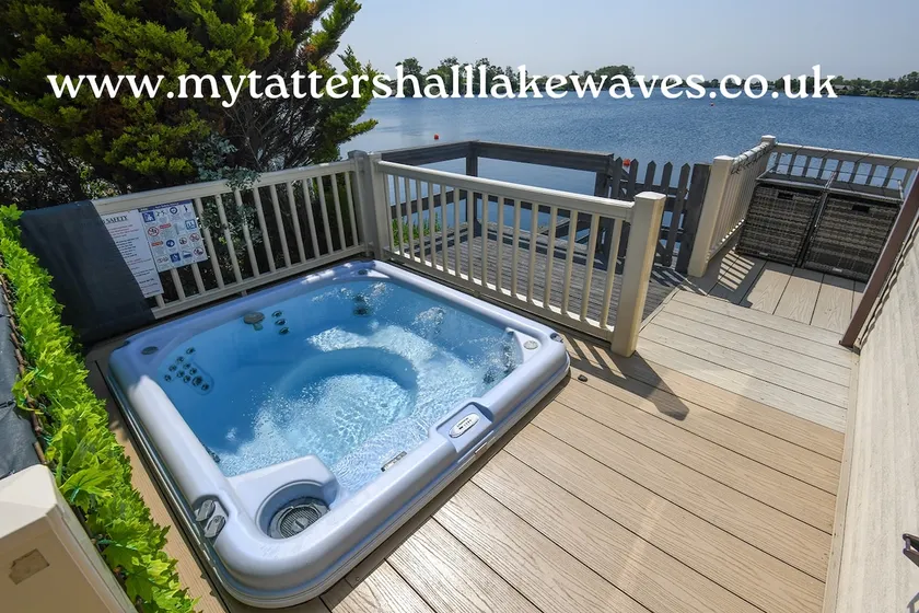 LAKESIDE 3-bedroom holiday home with HOT TUB - Image 1