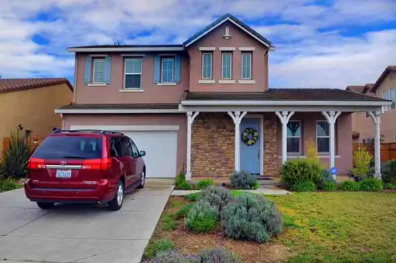 Entire 5BR Home · 1 King Bed · 4 Queen Beds - Image 1