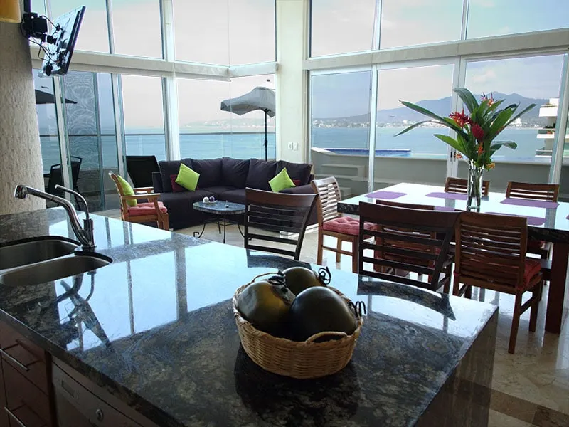 A penthouse with a panoramic pool overlooking the bay - Image 1