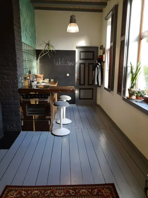 Small studio apartment in centre with free parking - Image 1