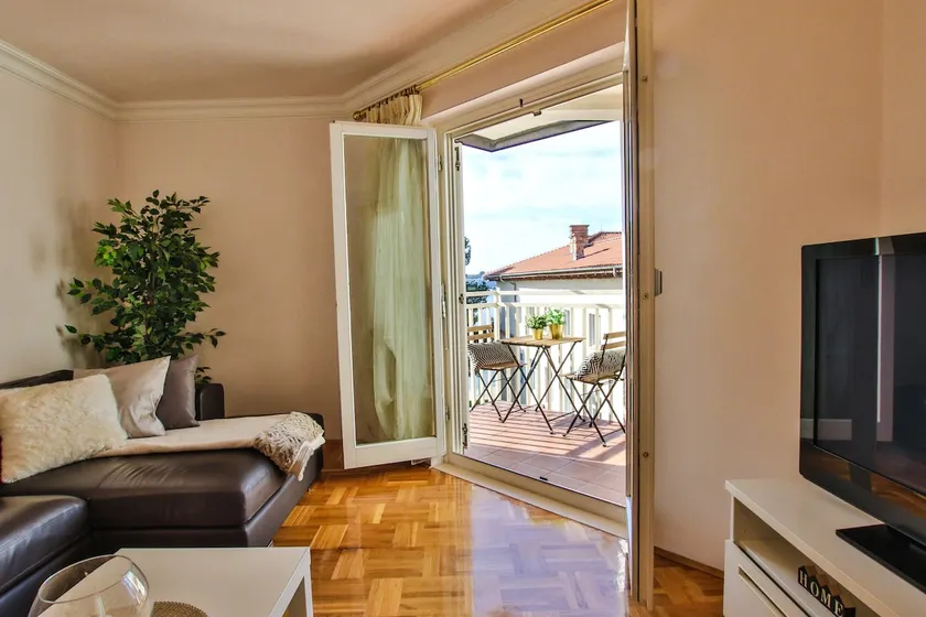 Apartment Gala with balcony and private parking - Image 1