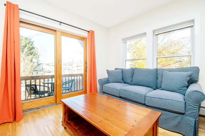 1880s balconied luxury pad, best downtown location - Image 1