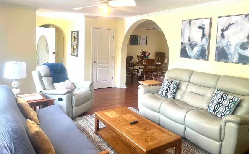 Cheerful 3 bedroom waterfront home on a large lot - Image 1