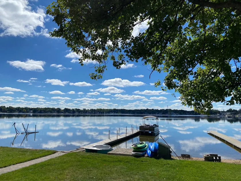 Lakefront Cottage - Beautiful Views and Beach - Image 1