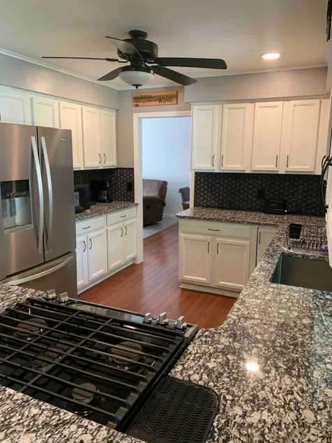 4 bedroom 2.5 bath home - quiet relaxing patio - Image 1