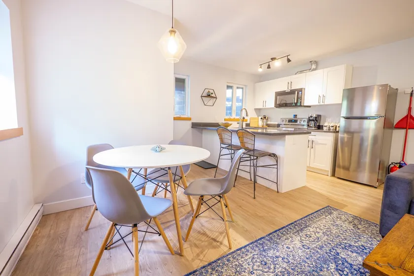 Storm Bay, Modern 1 Bed Suite and Chefs Kitchen - Image 1